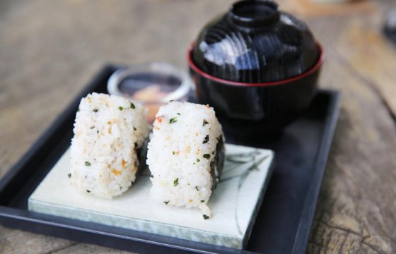 【ツナおにぎり】オリーブオイルで握ろう!