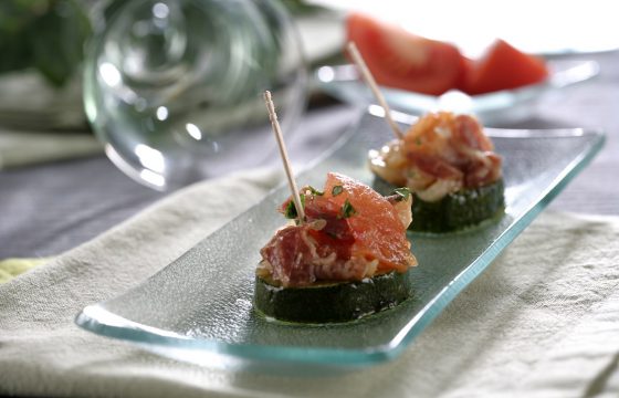 【ズッキーニ ベーコン】美味しい!ズッキーニのトマトとベーコンのせ