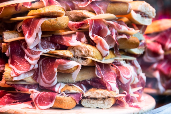 スペイン産オリーブオイルをたっぷりパンにつけたボカティージョ!